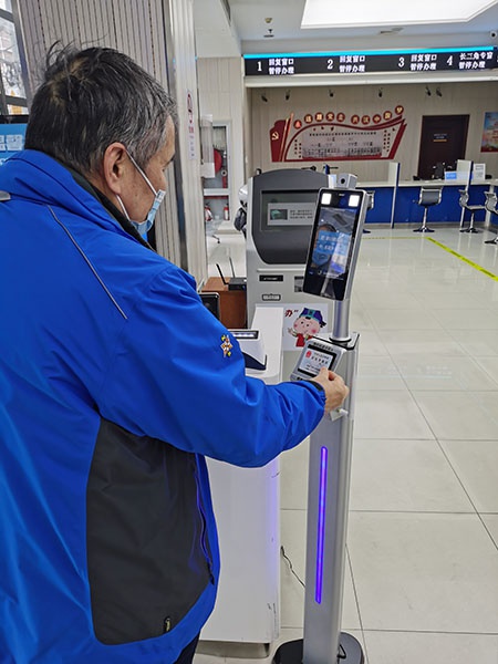 图说:老人刷一下身份证就能进入街道社区事务服务中心等公共场所 曹杨