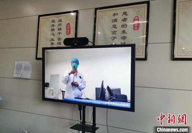 2月16日，山西省太原市第四人民医院4名新冠肺炎患者出院，该院应急病区负责人石亮介绍出院患者情况。 高瑞峰 摄