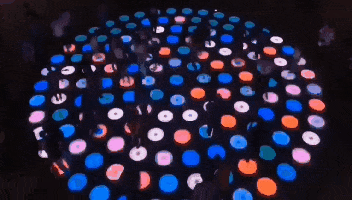 ▲音乐、美食、电玩车等游玩项目应有尽有，还有一系列互动光影项目为市民游客打来多样化的新春体验。