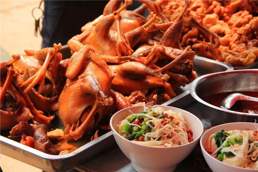 弥勒卤鸡米线腾冲顺江火烧肉米线的吃法,一般有煮食和凉拌两种.