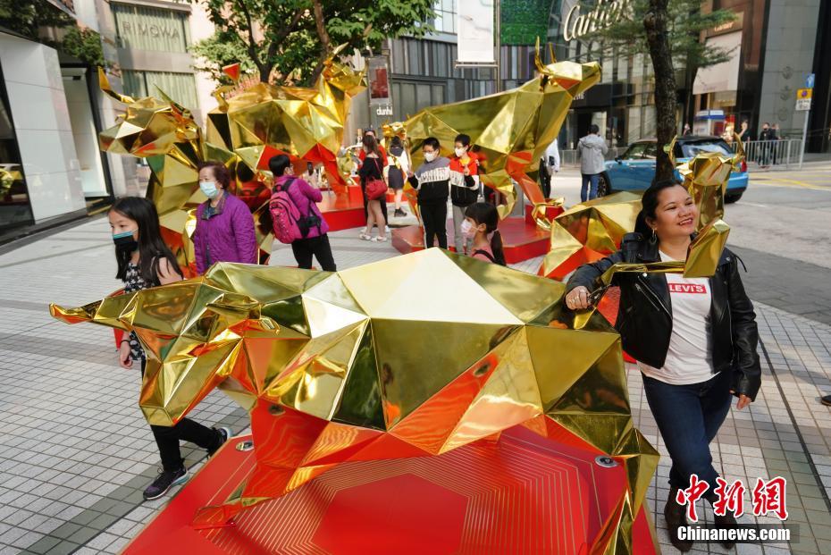 香港街头春意闹 "金牛呈祥"送祝福
