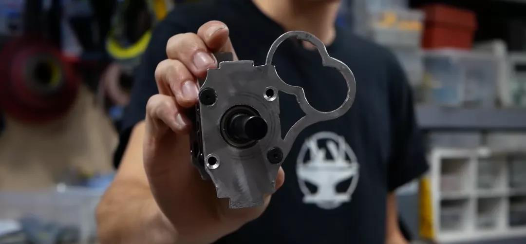 外国小伙变身蝙蝠侠上天入地,全靠一款diy抓钩枪?