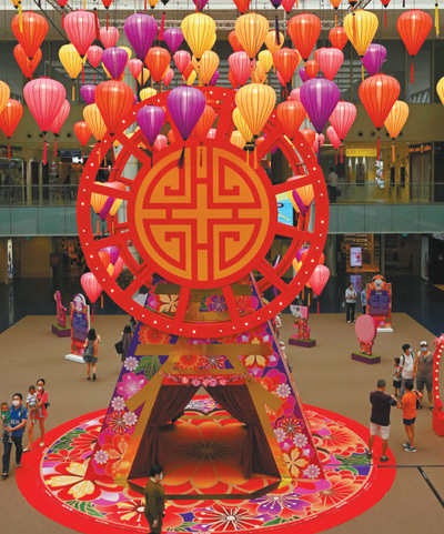 春节期间,新加坡一商场挂起了彩灯,喜迎新春.影像中国