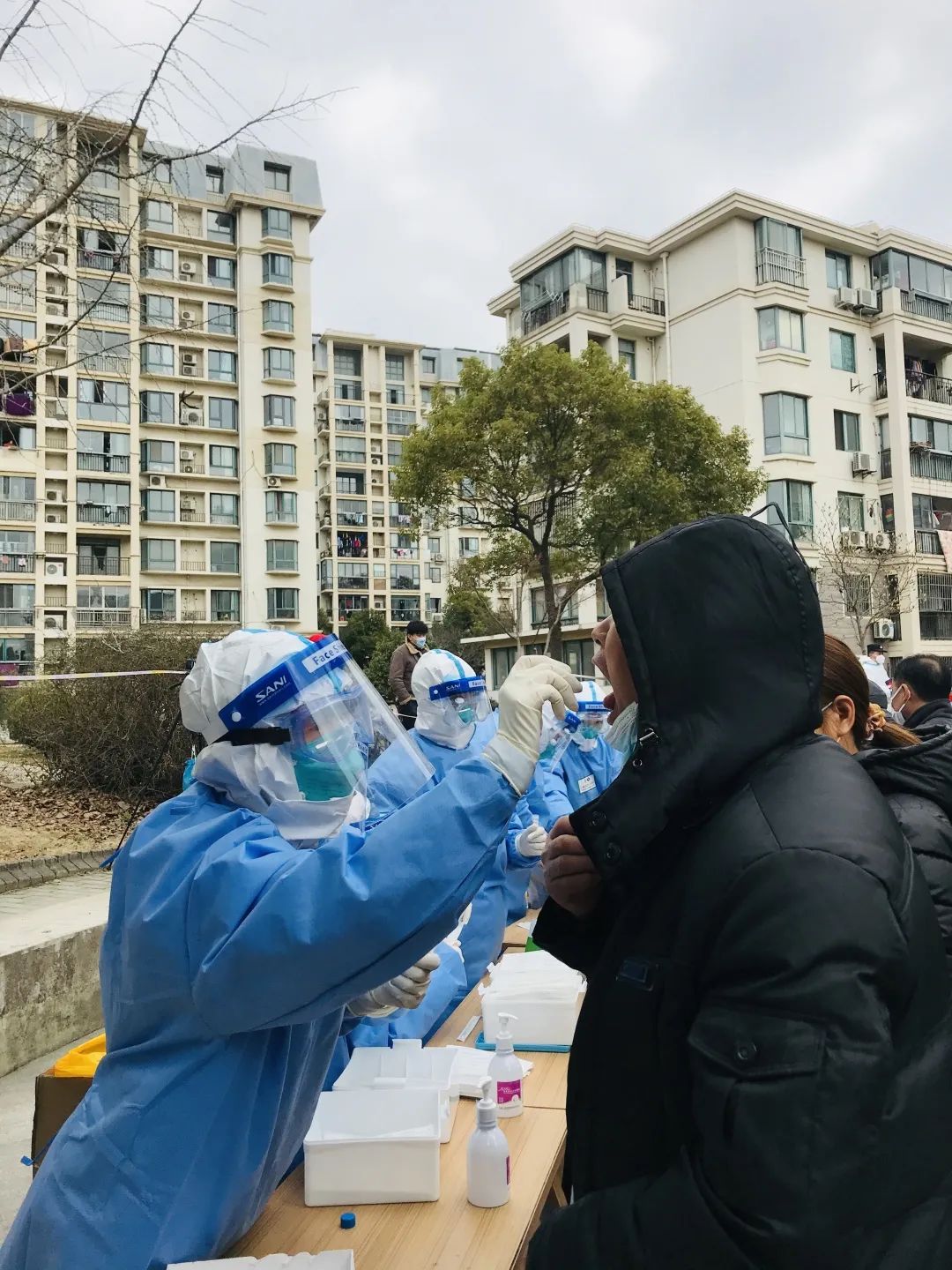 静待解封上海中风险小区新高苑一期今天上午开展第三轮核酸检测