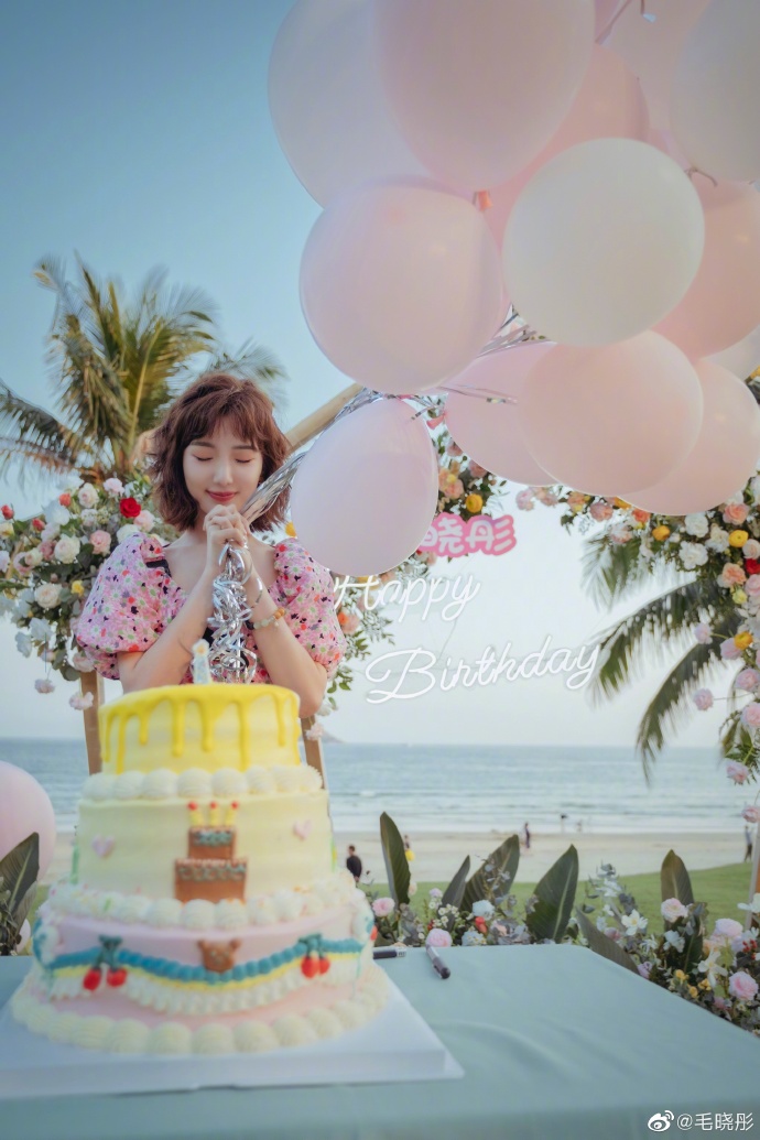 毛晓彤晒生日写真充满灵气宛如花仙子