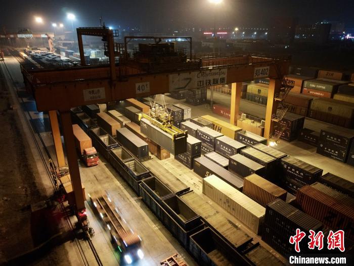 图为繁忙的郑州中欧班列物资集散地。栗璋鹏 摄
