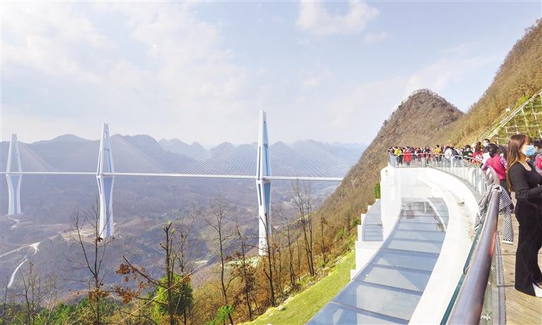 贵州:平塘特大桥成网红打卡地