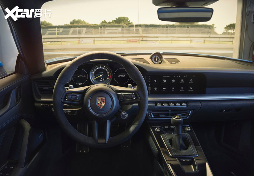 来到内饰部分,全新保时捷911 gt3在延续家族式内饰设计的同时,还针对