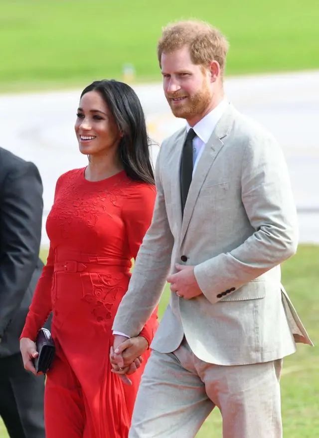 哈里梅根情人节官宣怀二胎公开挺孕肚恩爱照