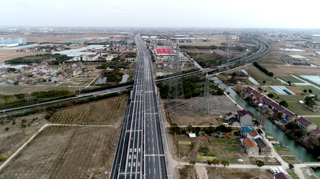 交通升级为双向6车道大叶公路奉贤段主辅道建成通车
