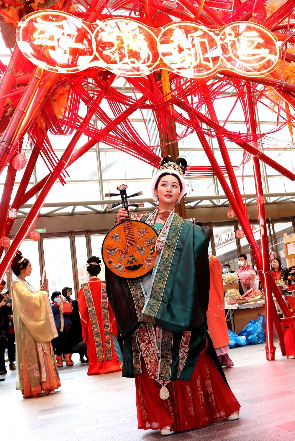 ↑2月12日，大年初一，表演者在上海新天地街区展示古典服饰。