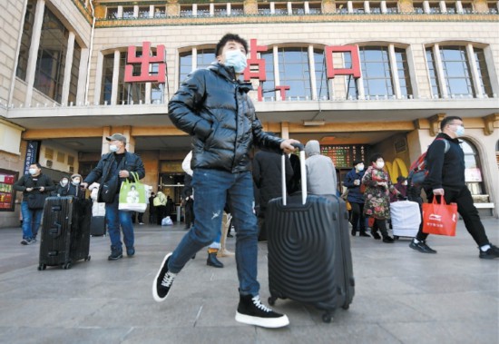 北京迎来返程高峰 6条公交高铁专线每晚11时运营