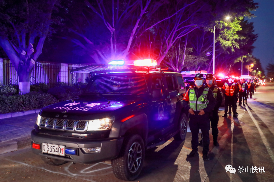 震憾141辆警车开展巡逻警灯闪耀茶山街头