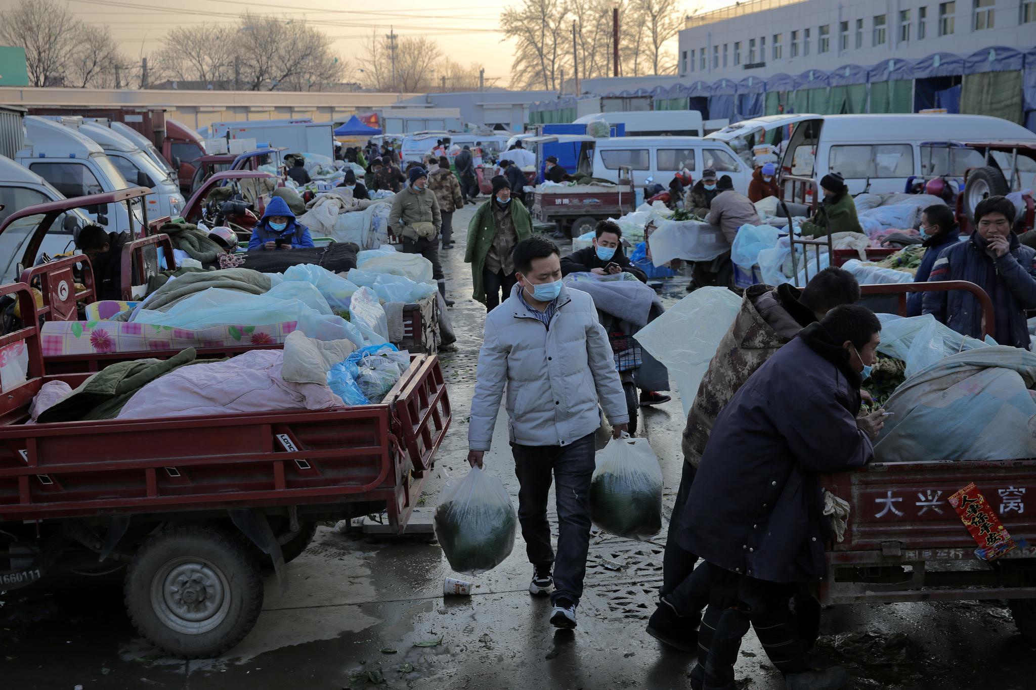 新发地批发市场蔬菜交易区人头攒动.摄影/新京报记者 郑新洽