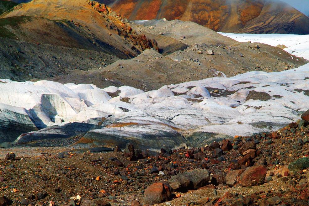 冰川的尾部就是冰舌，青海省玛沁县阿尼玛卿冰舌。摄影/张胜邦
