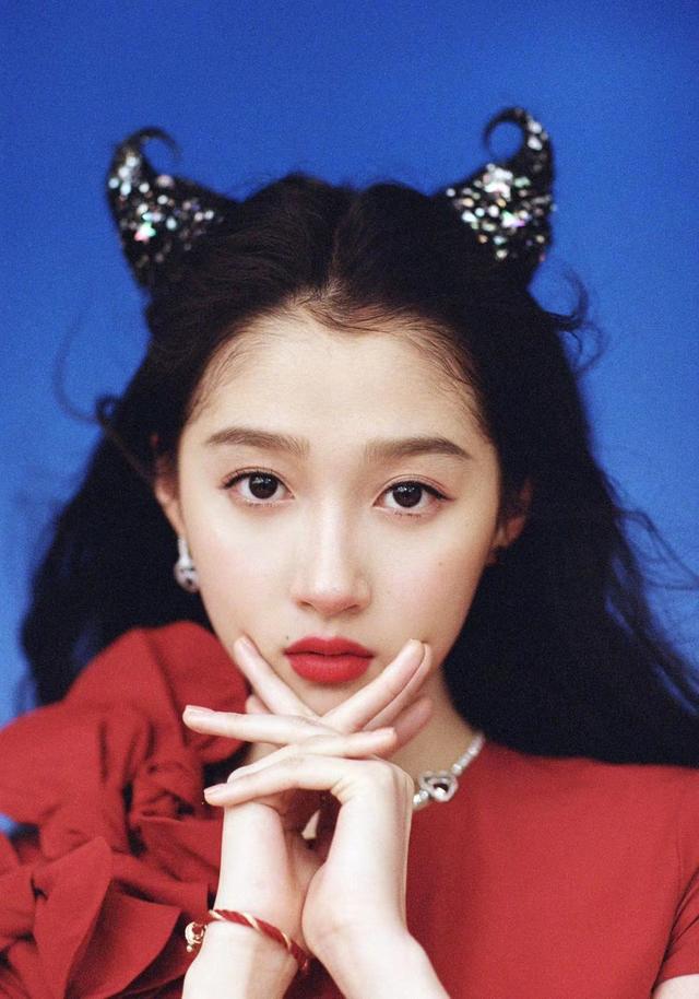 关晓彤牛角辫造型,甜美俏皮