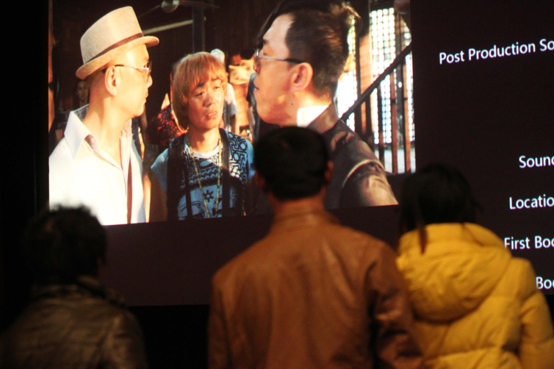 影迷在江苏省南通市更俗剧院观看贺岁片《人再囧途之泰囧》之后，仍旧恋恋不舍站在座位旁看影片拍摄花絮。（2012年12月16日摄）