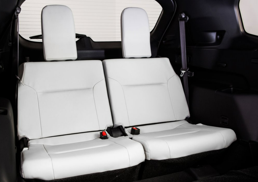 值得一提的是,全新欧蓝德依旧提供座椅布局为2 3 2的7座车型,第三排