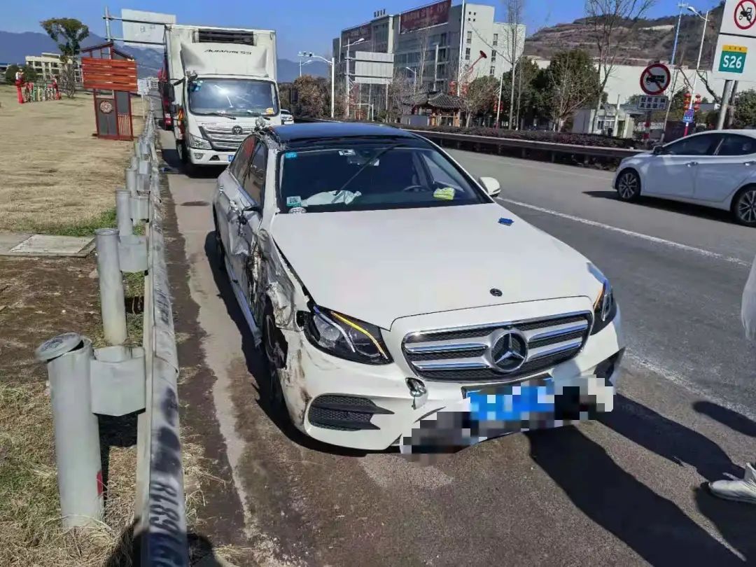 惊险跟车太近小轿车撞上抛锚货车
