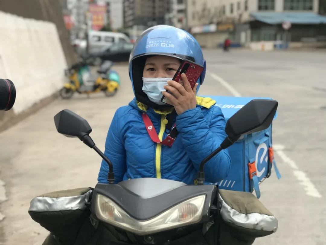 【春节我在岗】"外卖小姐姐":就地过年"送单"忙