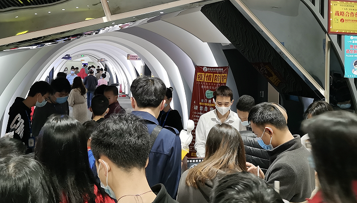 南雄中影世纪银河电影院排队检票的人群,图片来源:梁武