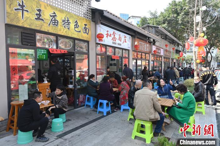 成都面街面香缭绕烟火味浓