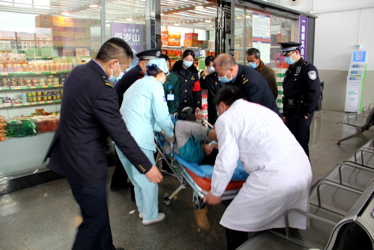 旅客复工途中突然晕倒众人伸出援手紧急救助