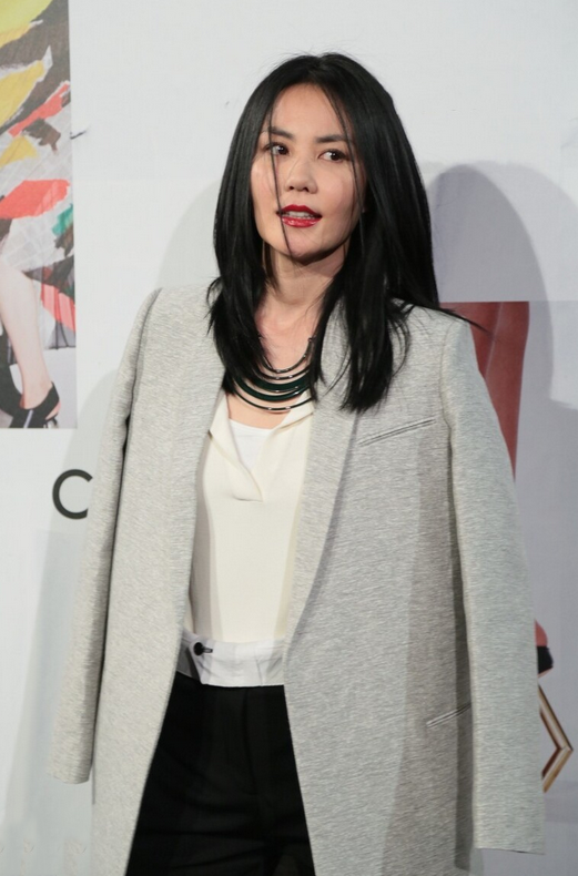 王菲心态年轻穿衣没限制露脐装秀马甲线这线条比小姑娘都紧致