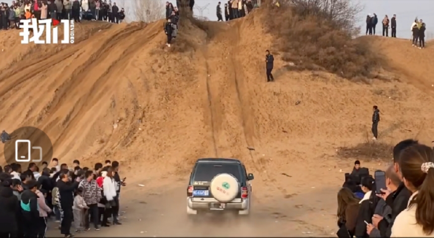 沙土岗引大量车聚集爬坡当地警方禁止外来车辆进入 手机新浪网