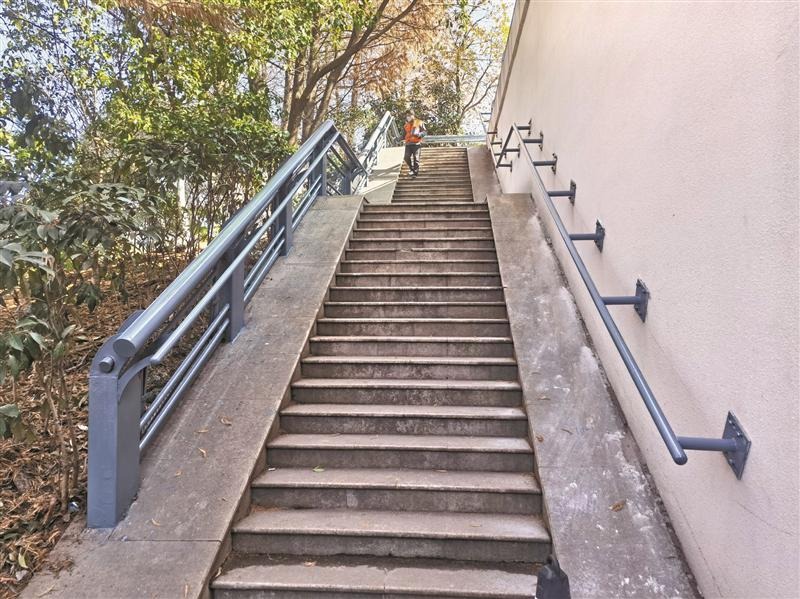 经开区跨线桥楼梯加装扶手村民多了份稳稳的幸福