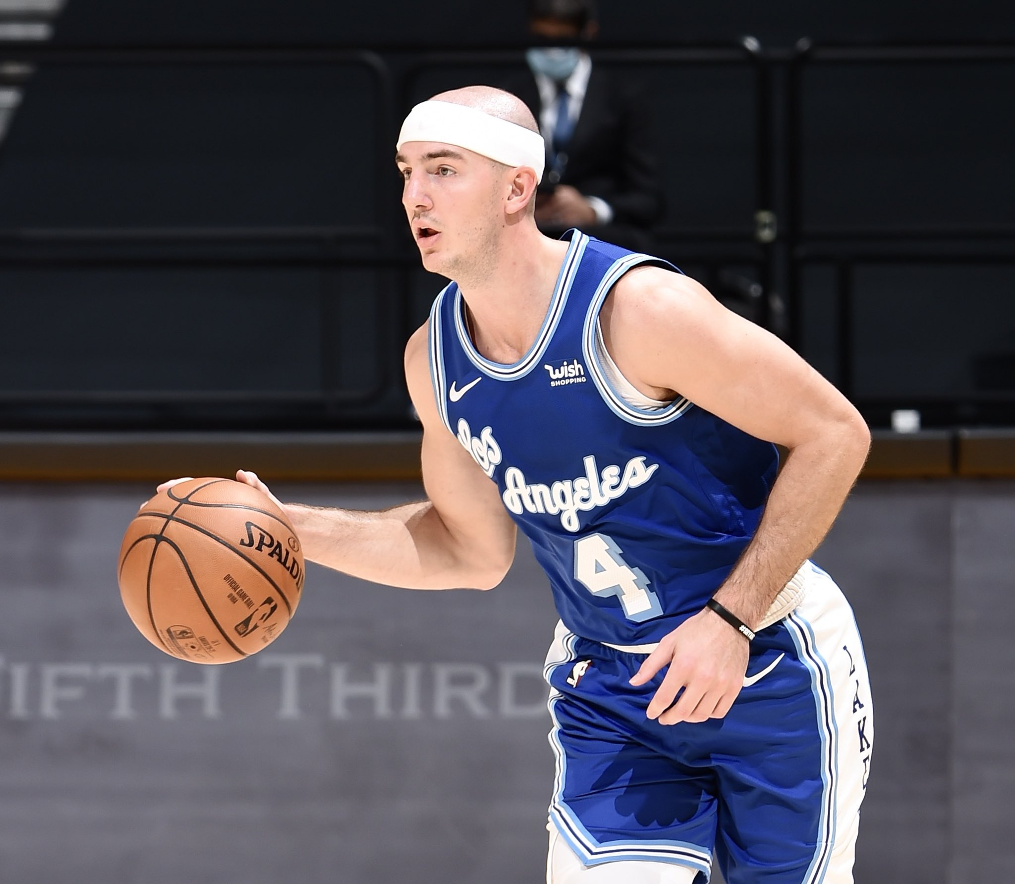 湖人配色再添新选择卡皇卡鲁索正式签约安踏