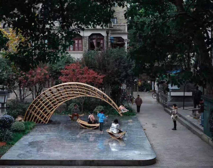 位于虹口区的上海多伦现代美术馆推出的“异质越野：多伦路——‘艺术介入城市空间’系列项目”，将艺术作品植入多伦路文化街的场景中。图为来建筑设计工作室（马岛）作品《悬竹》。 摄影：苏圣亮