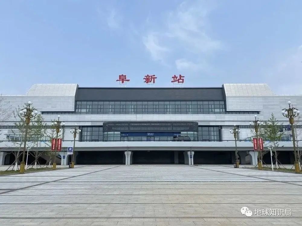 途经四个地级市,分别为朝阳(凌源,喀左,朝阳县,龙城,北票),阜新(阜蒙