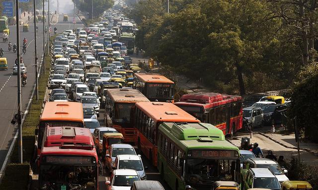 印度民众纪念国父甘地逝世73周年 新德里大规模交通堵塞
