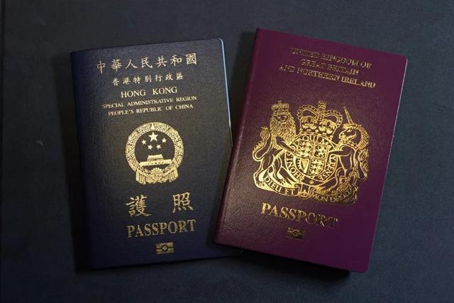 香港特区护照(左)与bno护照,图自澎湃影像