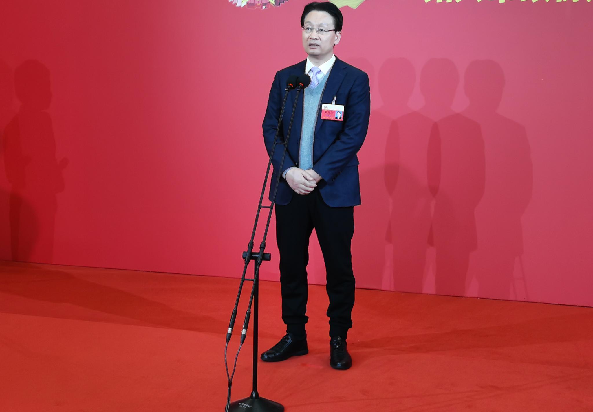 【8:23】委员郭航远答记者问.【8:28】委员孔琴娜答记者问.