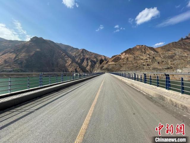 图为新建的皎平渡大桥. 杜潇潇 摄