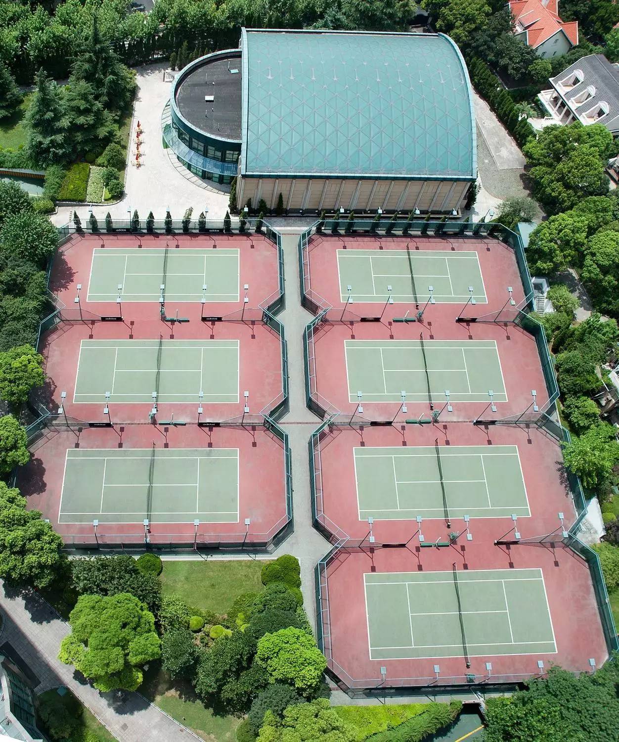 正文  据《上海体育年鉴(1998)》记载,上海国际网球中心位于衡山路516