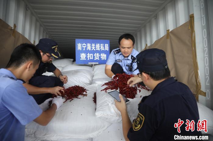 图为检查扣押货物. 孙思寒 摄