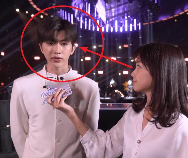 蔡徐坤王冰冰首度同框站一起好有cp感二人这身高差我却看愣