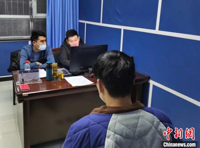 对犯罪嫌疑人进行审讯. 曹天朦 摄