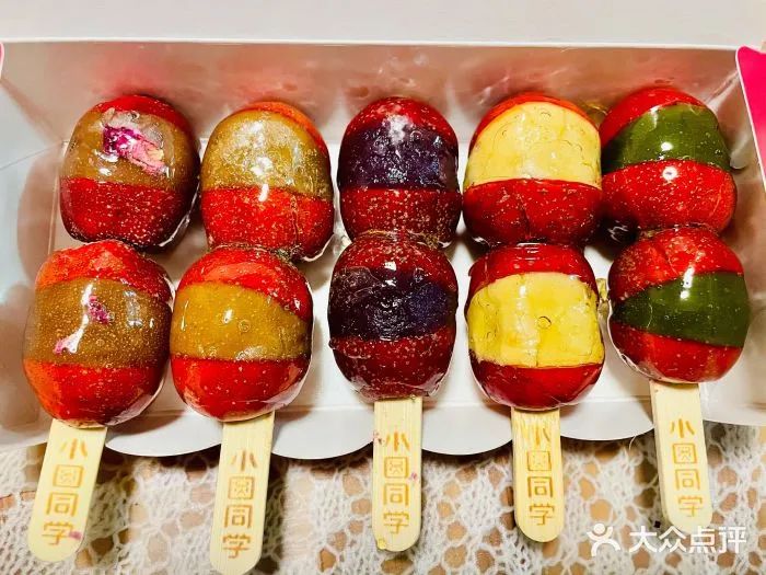 面上的糖堆儿种类越来越丰富拿到家也不会化外面再裹一层糯米纸不沾牙
