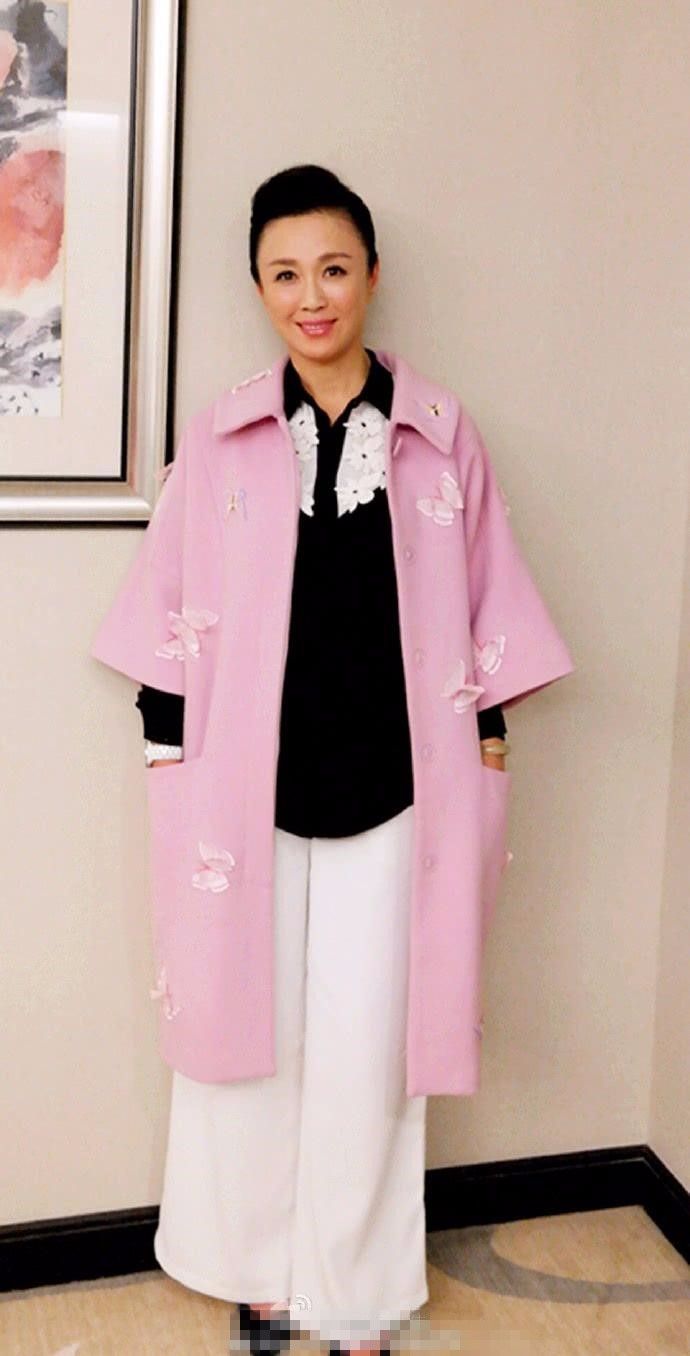 妲己傅艺伟晒聚餐照老了活成了普通人却还不愿面对现实