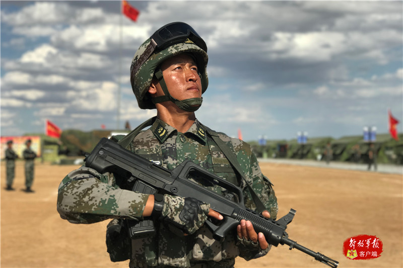 这个四级军士长"不简单",两次参加阅兵,曾站第一排