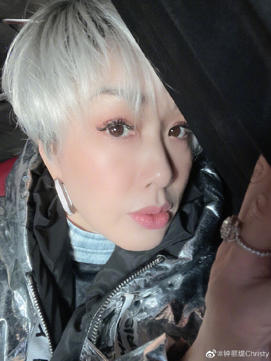 钟丽缇大胆尝试白色发型 保养得宜酷炫十足