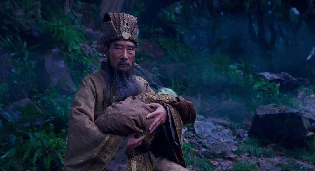 《封神三部曲》第一部预告截图,李雪健饰演的姬昌抱着雷震子