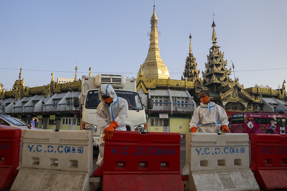 当地时间2021年2月1日，缅甸仰光，市政工人在苏雷塔附近收集垃圾。