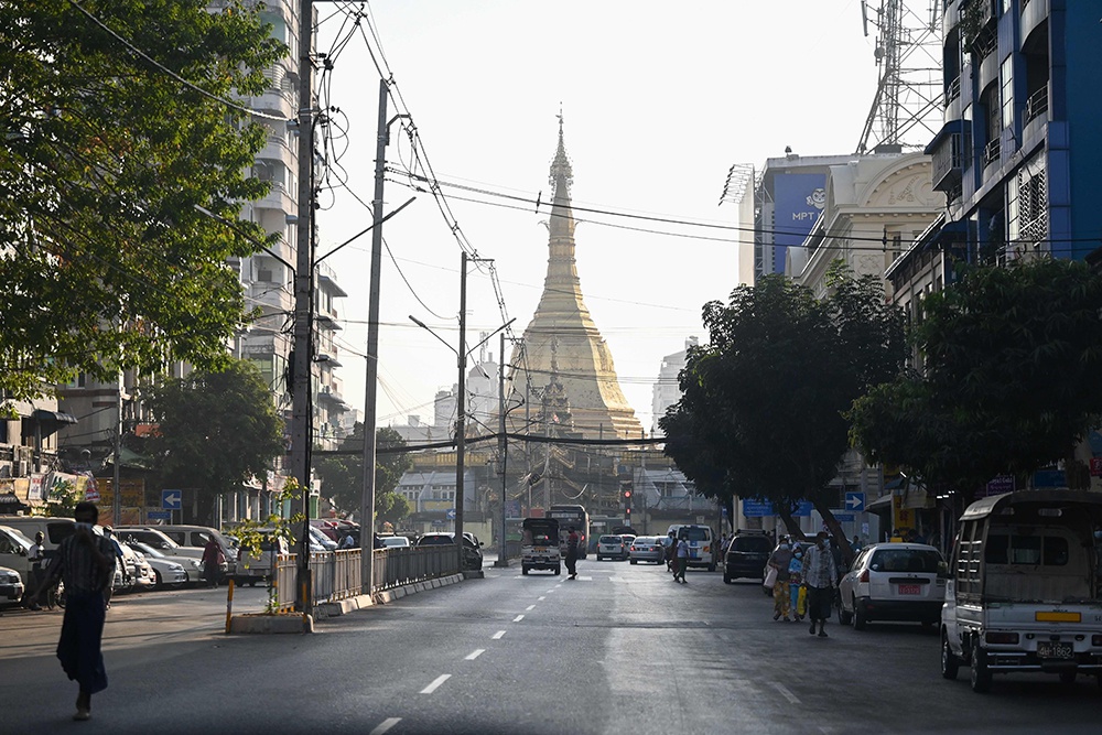 当地时间2021年2月1日，缅甸仰光，缅甸大金塔附近的街道。