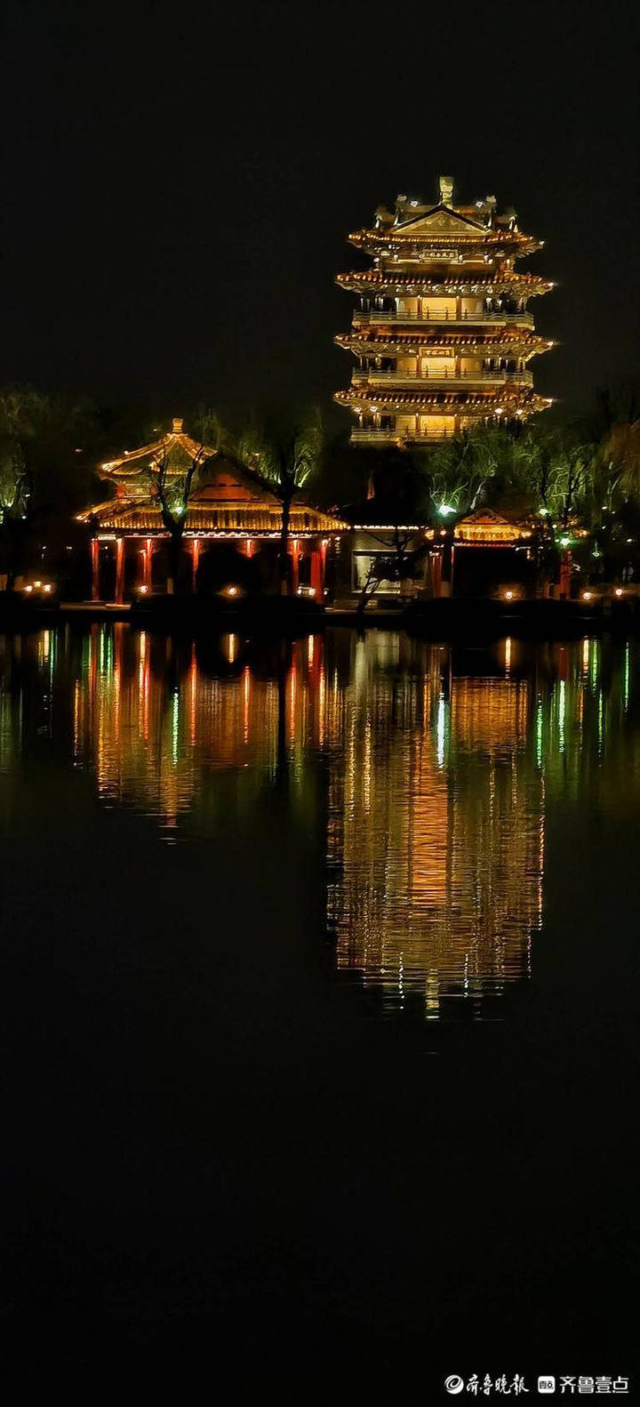 夜色更精彩济南大明湖超然楼夜景灯火辉煌夜色斑斓