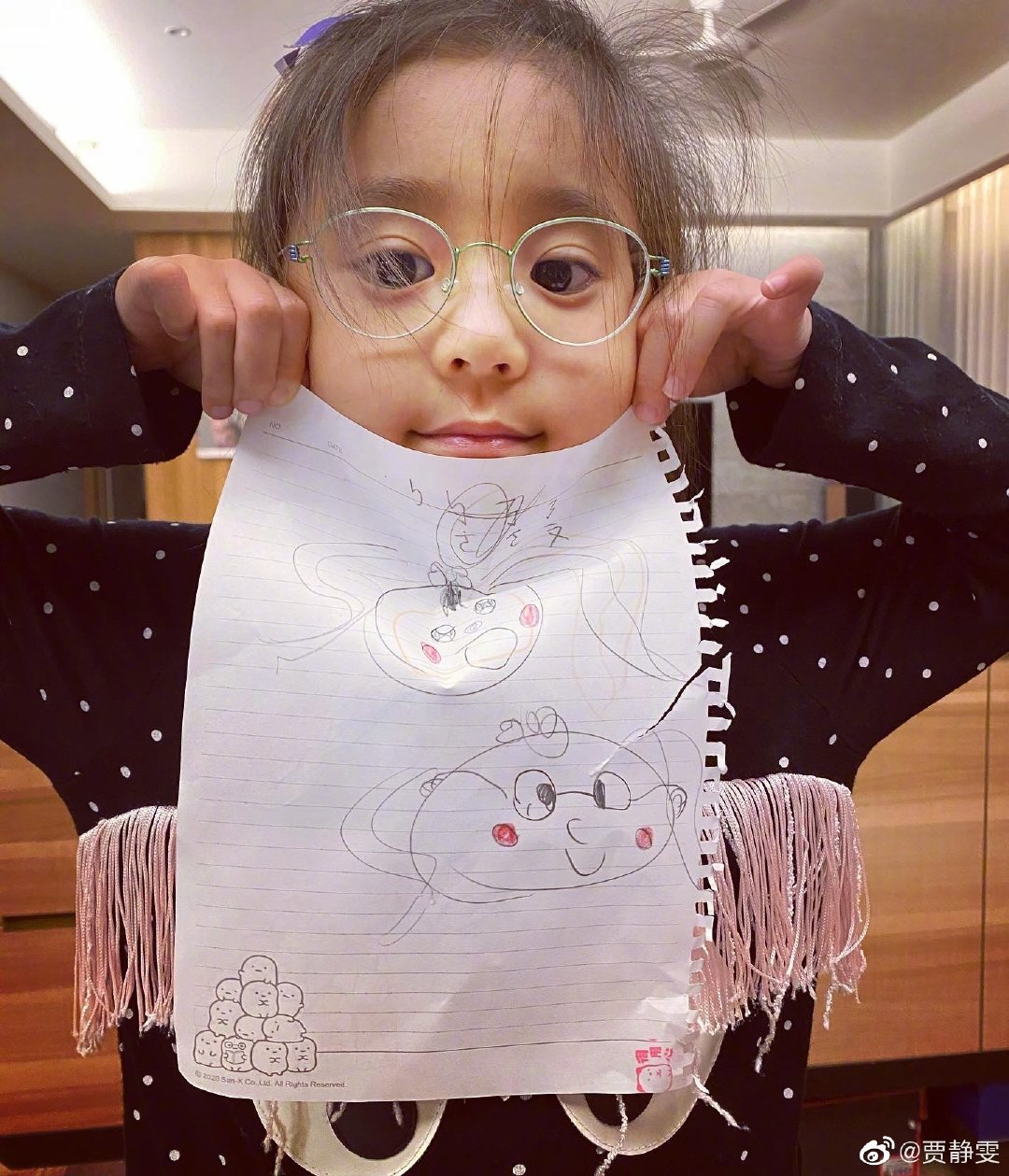 贾静雯女儿咘咘患先天弱视,两眼相差600度,戴眼镜也